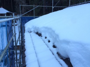 1月に降った雪がそのまま氷に・・・溶けずに残っておりましたが・・・